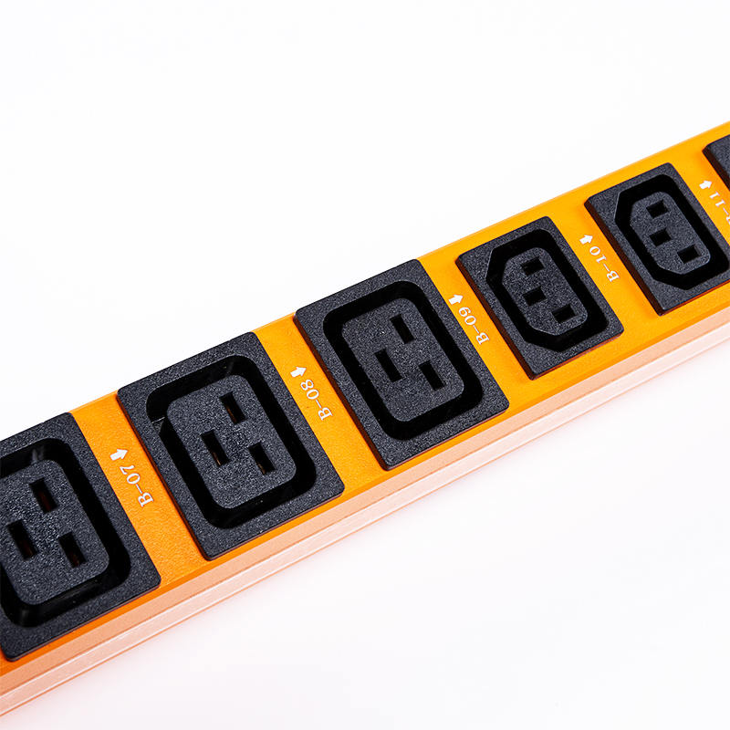 22 uitgangen IEC C13 IEC C19 1,5U overspanningsbeveiliging PDU Verticale installatie Hot-swappable RS485 uitgerust met meter rack-PDU