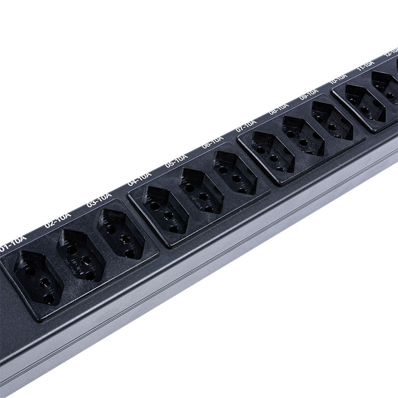 Brazilië Sockets 24 Outlets 1.5U Vloeibare magnetische stroomonderbreker Verticale TCP/IP smart Rack PDU