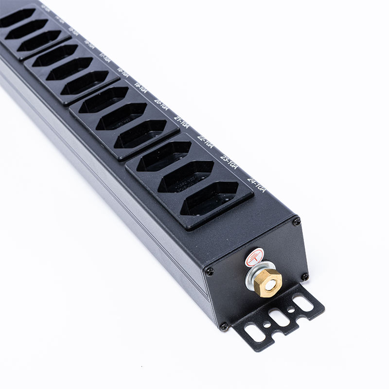 Brazilië Sockets 24 Outlets 1.5U Vloeibare magnetische stroomonderbreker Verticale TCP/IP smart Rack PDU