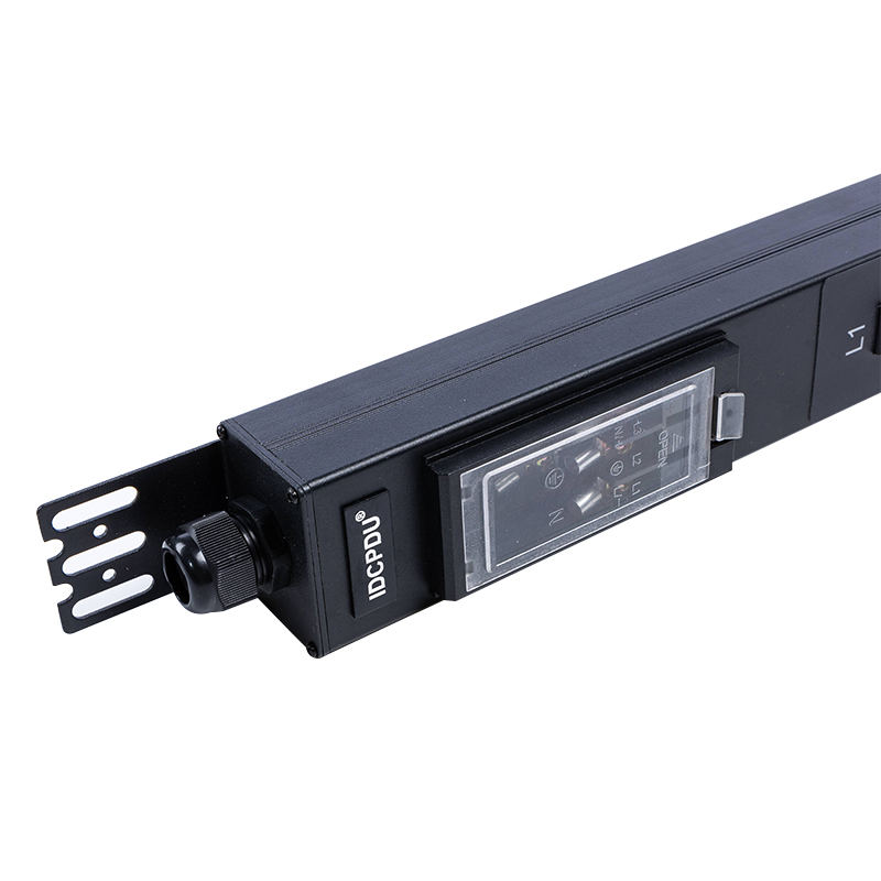 24 uitgangen 3 fasen IEC C13 en C19 Vergrendelbare stopcontacten 1,5U vloeibare magnetische stroomonderbreker Verticaal Hot-swappable RS485-meterrek PDU