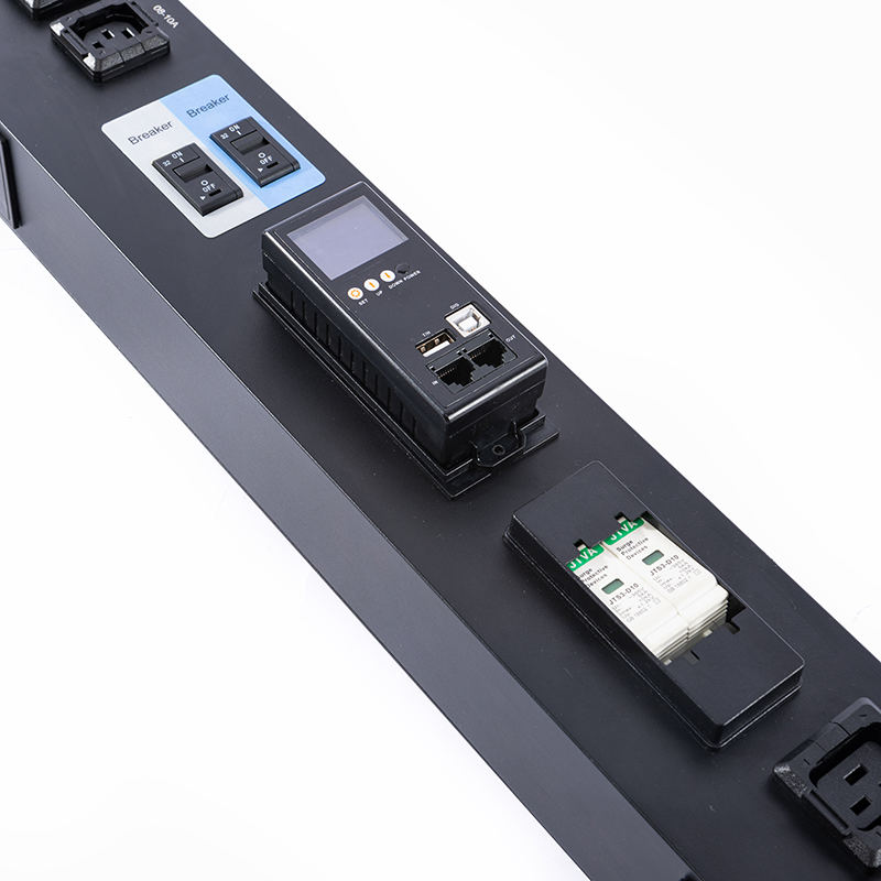 16 uitgangen IEC C13 IEC C19 afsluitbare contactdoos Met gesp uitgerust 2,5U Hot-swappable overspanningsbeveiliging Verticale Modbus-RTU RS485 Rack-PDU met meter