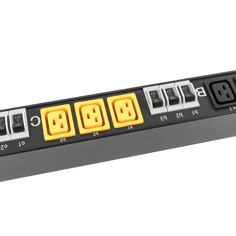 3-fasen 10-uitgang C13 C19 verticale onderbreker Overbelastingsbeveiliging Geschakelde rack-PDU