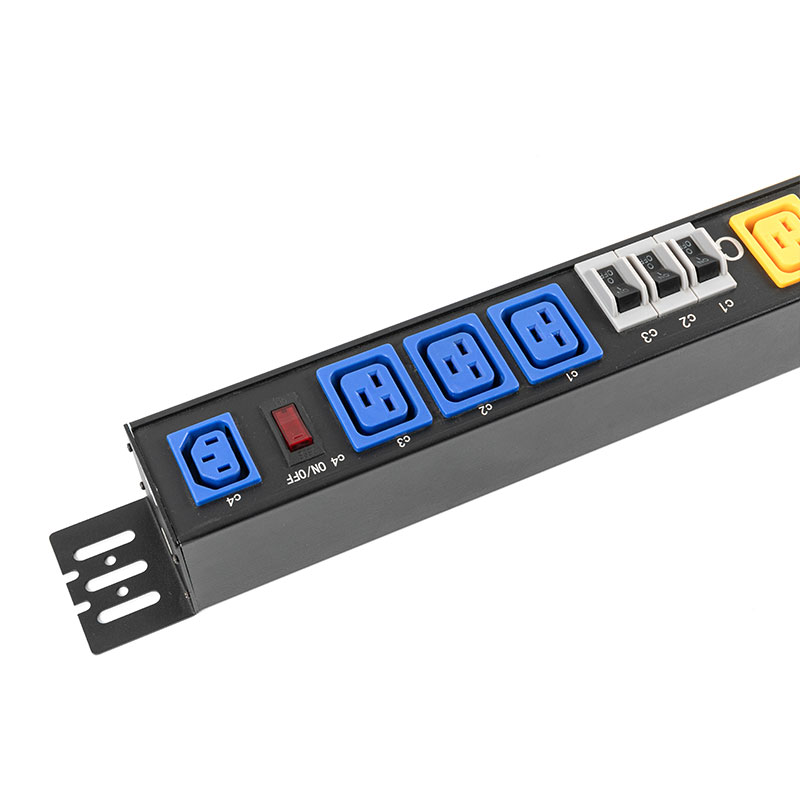 3-fasen 10-uitgang C13 C19 verticale onderbreker Overbelastingsbeveiliging Geschakelde rack-PDU